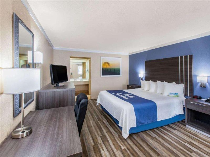 Elmendorf Days Inn & Suites By Wyndham Braunig Lake מראה חיצוני תמונה