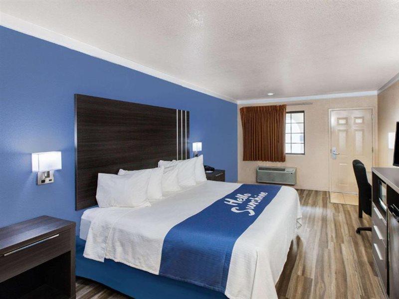Elmendorf Days Inn & Suites By Wyndham Braunig Lake מראה חיצוני תמונה