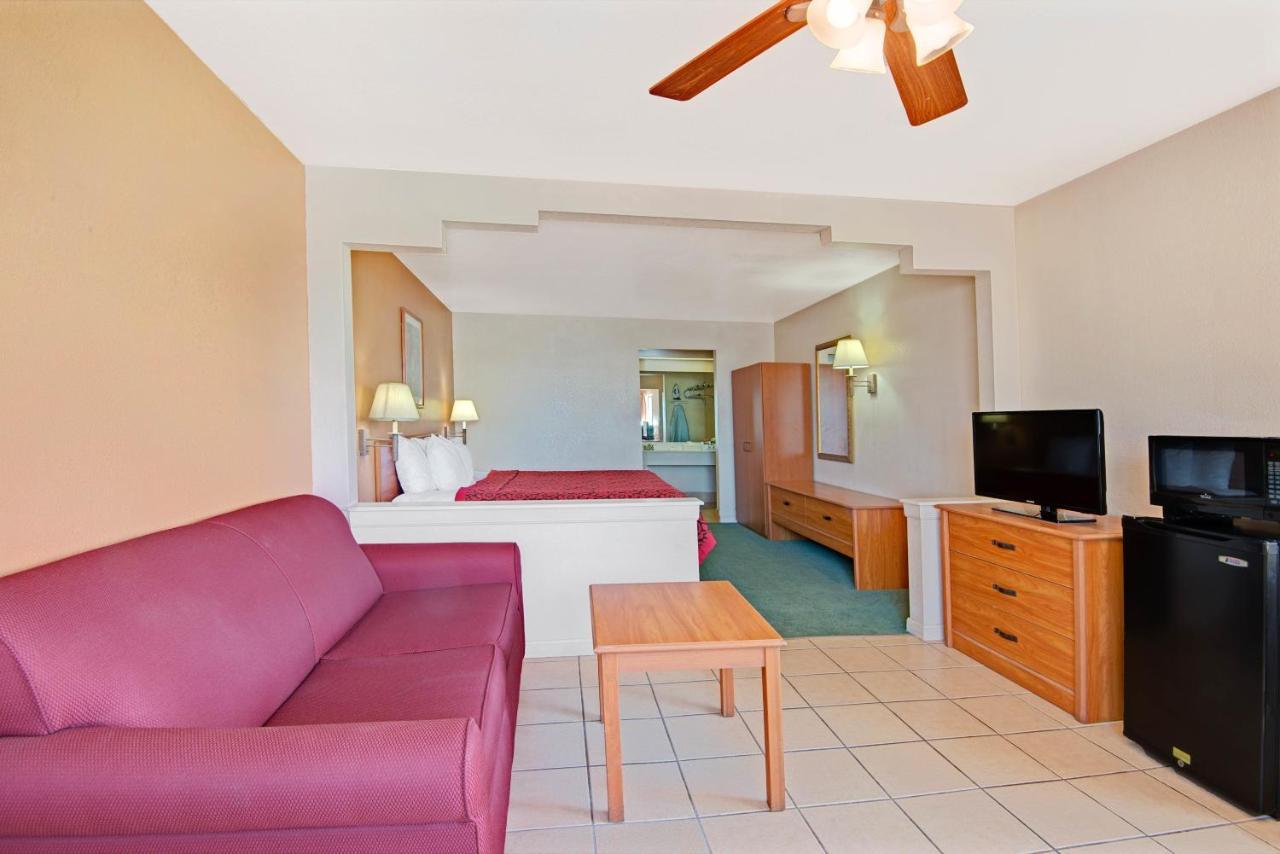 Elmendorf Days Inn & Suites By Wyndham Braunig Lake חדר תמונה