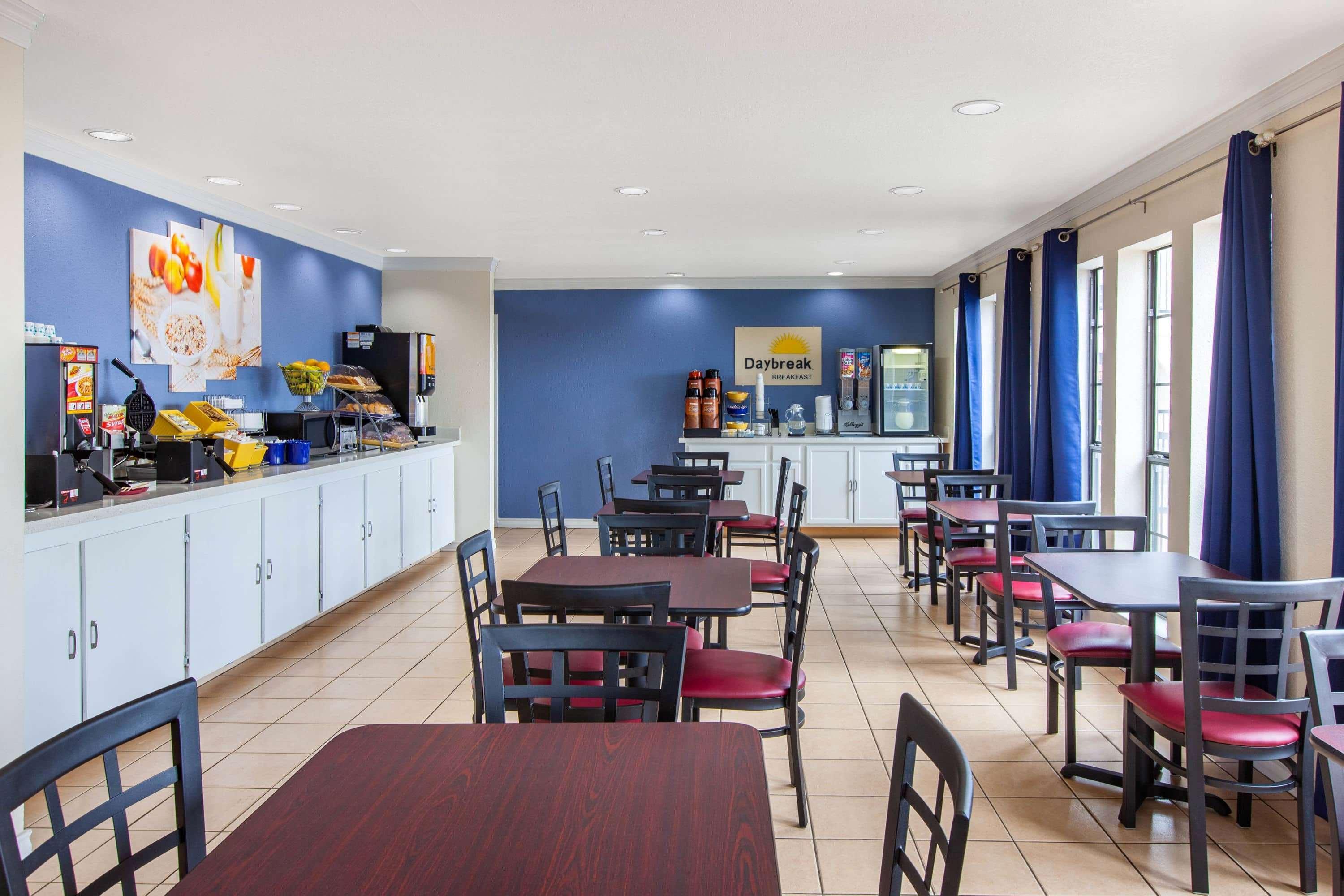 Elmendorf Days Inn & Suites By Wyndham Braunig Lake מראה חיצוני תמונה