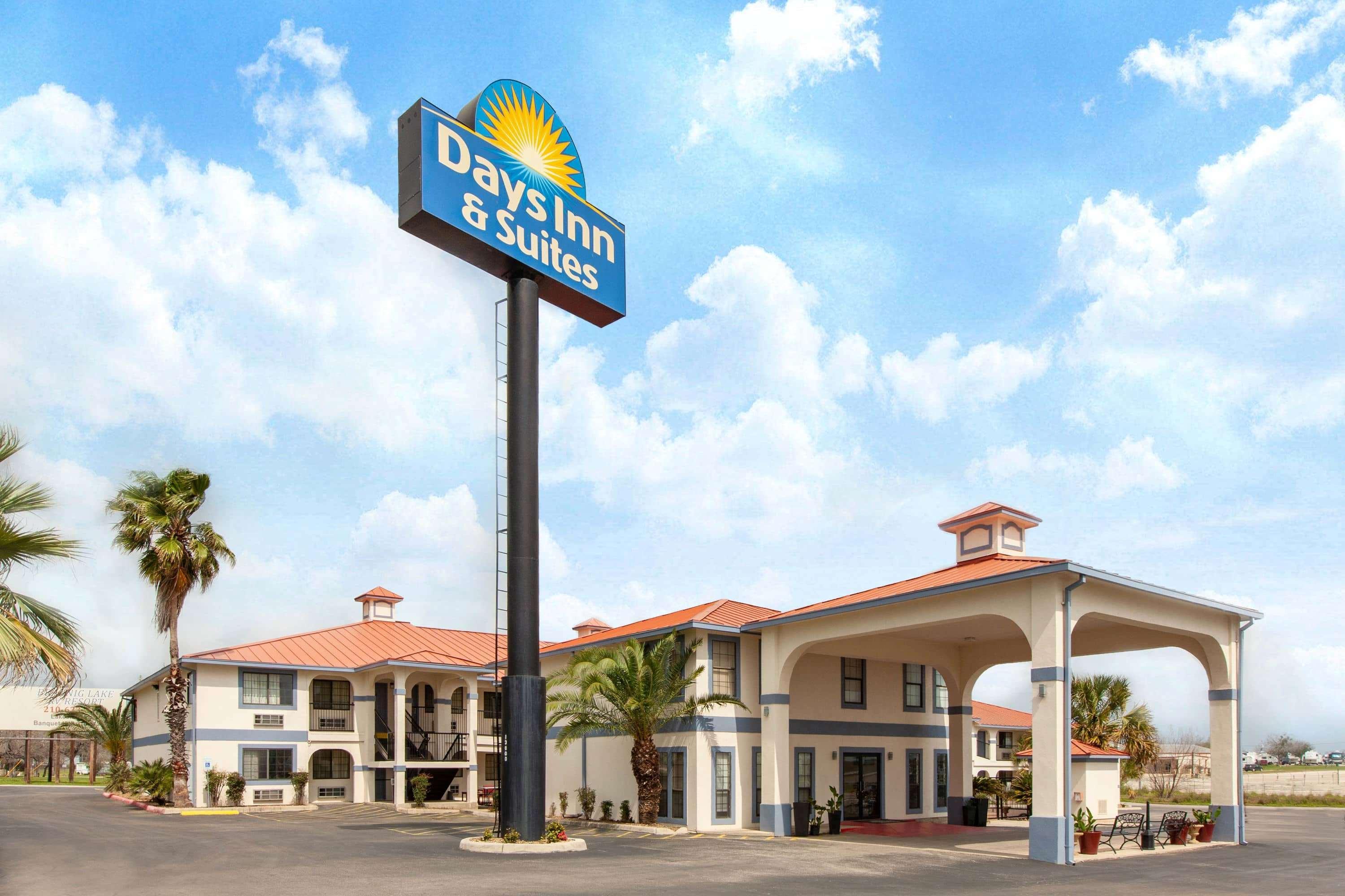 Elmendorf Days Inn & Suites By Wyndham Braunig Lake מראה חיצוני תמונה