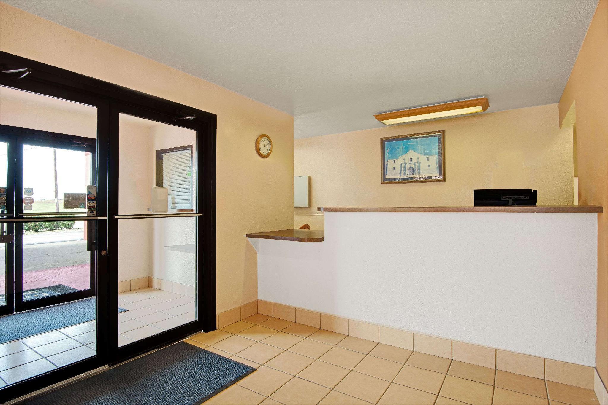 Elmendorf Days Inn & Suites By Wyndham Braunig Lake מראה חיצוני תמונה