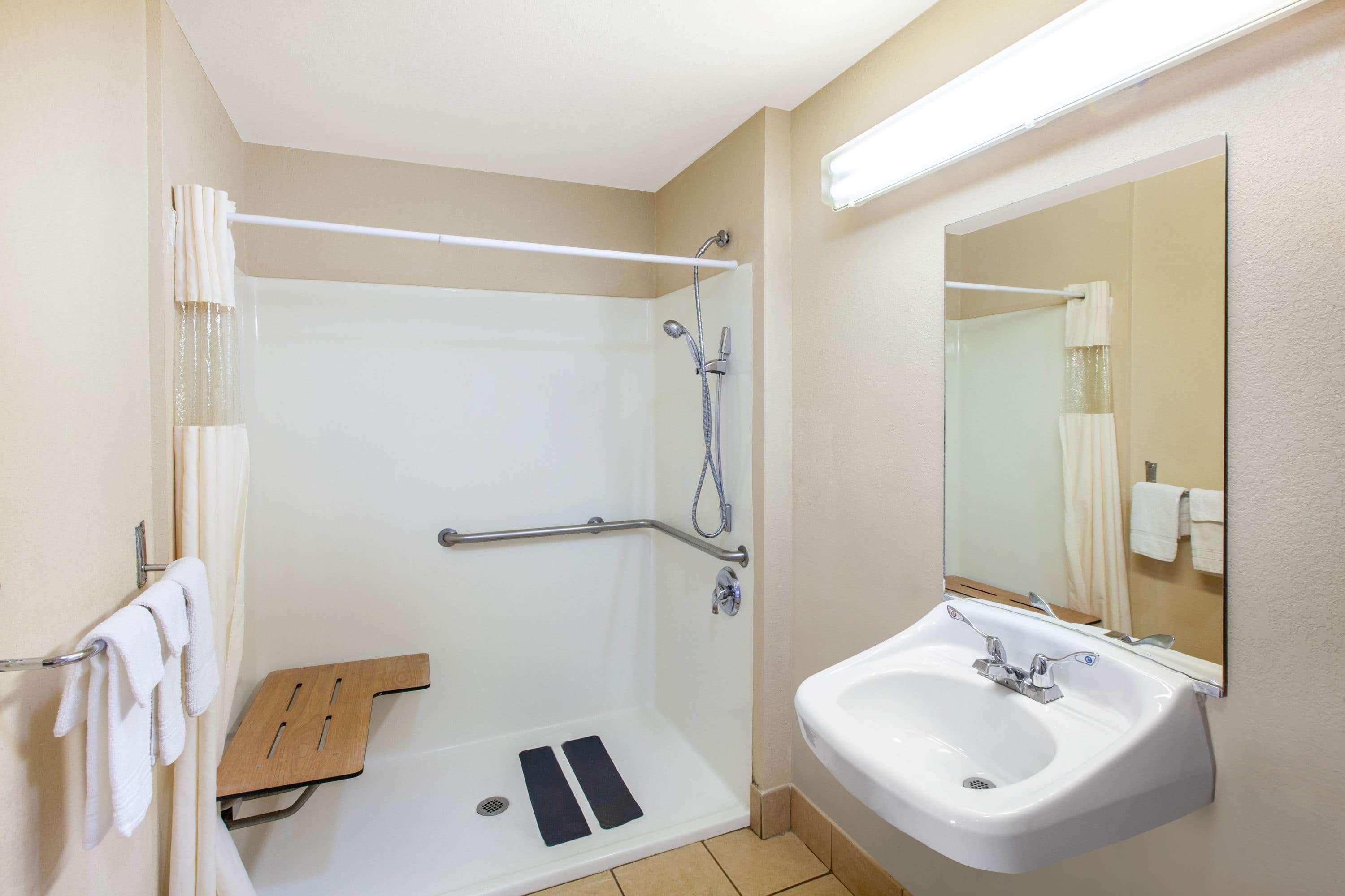 Elmendorf Days Inn & Suites By Wyndham Braunig Lake מראה חיצוני תמונה